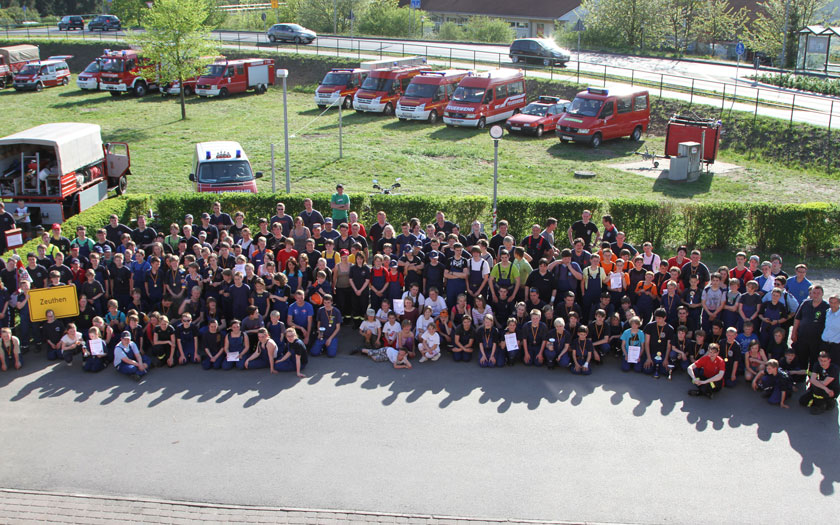 Gruppenfoto zum Abschluss des Kreispokallaufs der Jugendfeuerwehren LDS 2012
