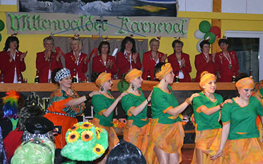 Auftritt einer Tanzgruppe bei der Weiberfastnacht 2013 im Galluner Schützenhaus