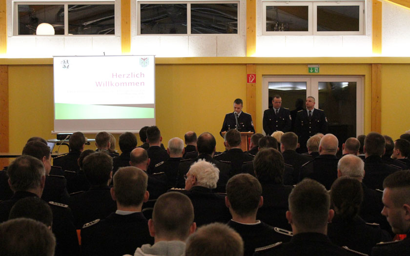 Volles (Schützen)Haus bei der ersten gemeinsamen Jahreshauptversammlung der Feuerwehr Stadt Mittenwalde in Gallun
