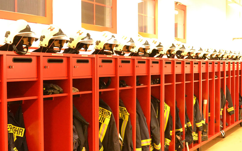 Endlich neue, einheitliche und vor allem rote Feuerwehr-Schränke für unser Feuerwehrgerätehaus