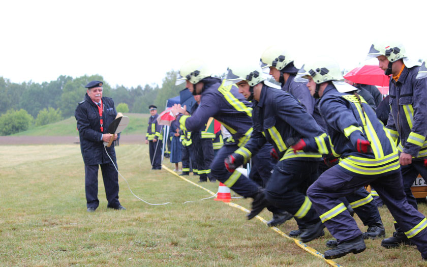 Unser Team 1 auf dem Weg zur Tragkraftspritze beim diesjährigen Stadtausscheid in Krummensee
