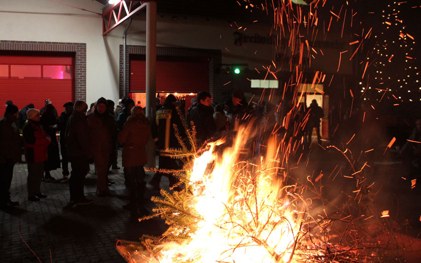 Brennt wie Zunder! Ein Weihnachtsbaum geht unter Aufsicht der Feuerwehr in Flammen auf...