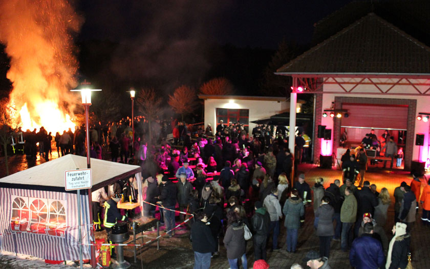 Trotz niedriger Temperaturen kamen jede Menge Besucher zu unserem diesjährigen Osterfeuer