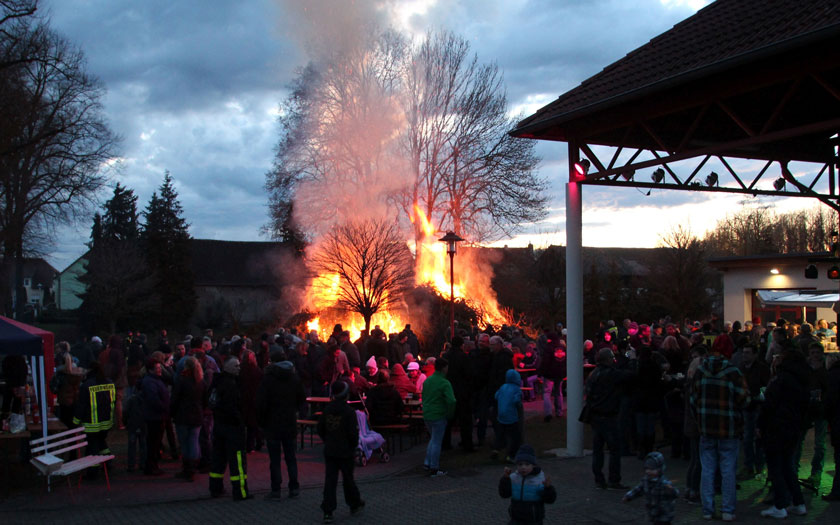 Tolles Wetter, zahlreiche Gäste, ein schönes Feuer und super Stimmung - unser Osterfeuer 2015