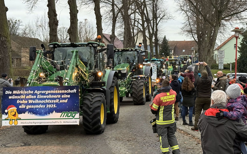 Die festlich geschmückten Traktoren der MAG auf der Straße vor unserem Feuerwehrgerätehaus