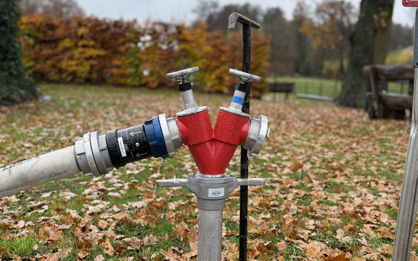 Ein Standrohr inklusive Systemtrenner und Hydrantenschlüssel an der Wasserentnahmestelle