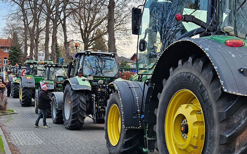 Die festlich geschmückten Traktoren der MAG auf der Straße vor unserem Feuerwehrgerätehaus