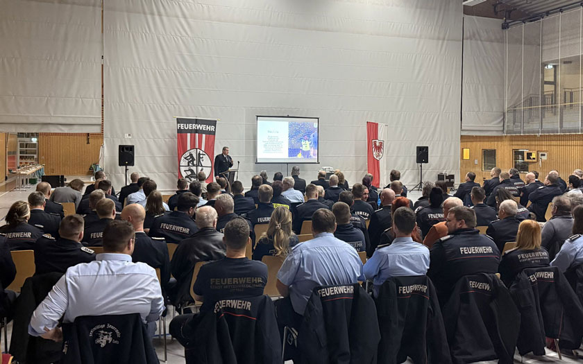 Ein Blick in die Mittenwalder Mehrzweckhalle während der Jahreshauptversammlung